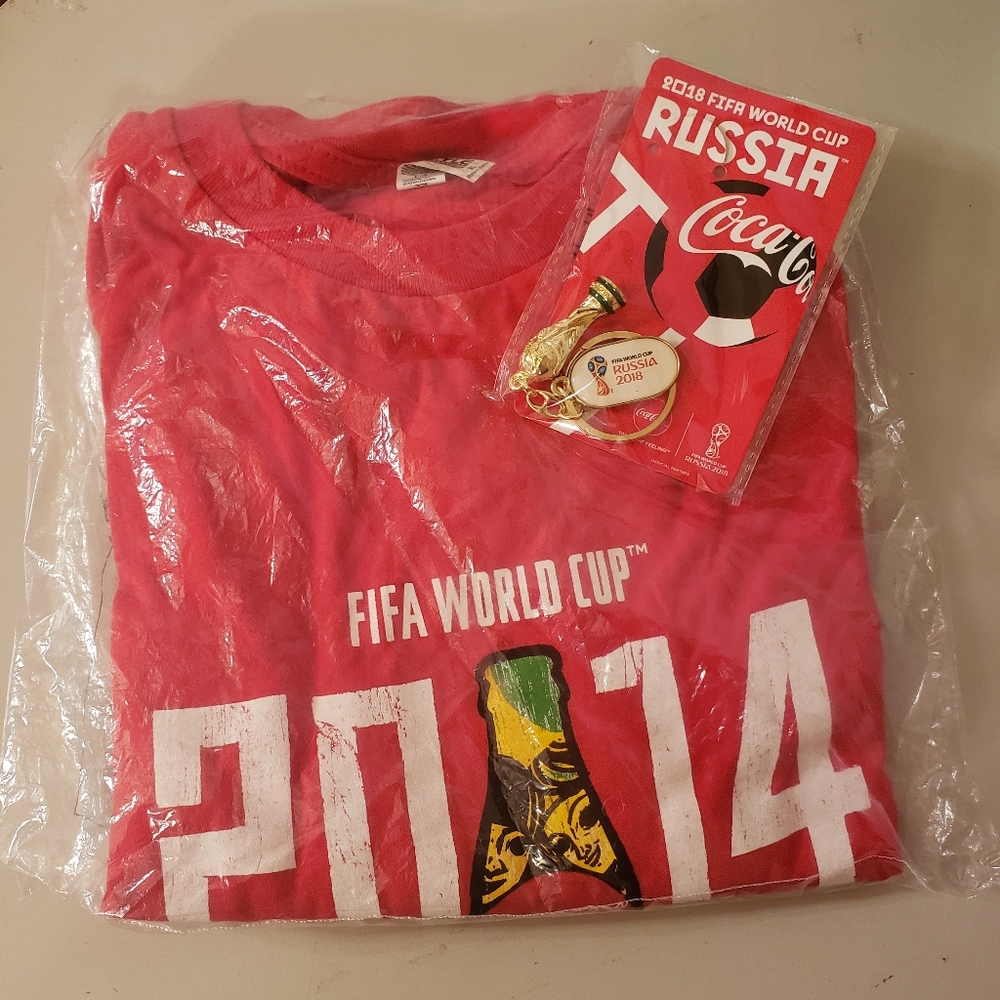 FIFA TSHIRT 2014 AND 2018 KEYCHAIN COCA COLA CK1